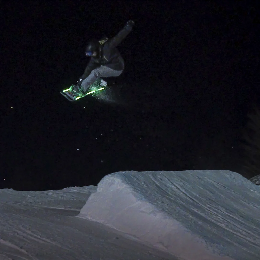 Salto notturno con snowboard SkiiGlow verde