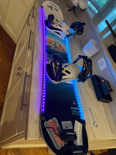 Snowboard con strisce LED SkiiGlow blu e viola, foto inviata da un cliente