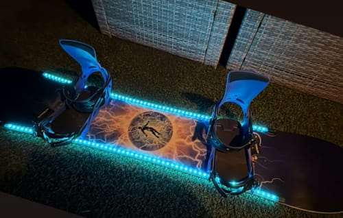 Coppia di snowboard con luci SkiiGlow turchesi, foto inviata da un cliente