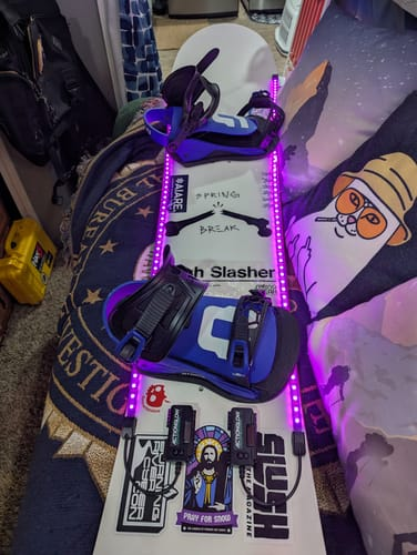 Snowboard dei clienti con luci SkiiGlow viola, foto inviata da un cliente